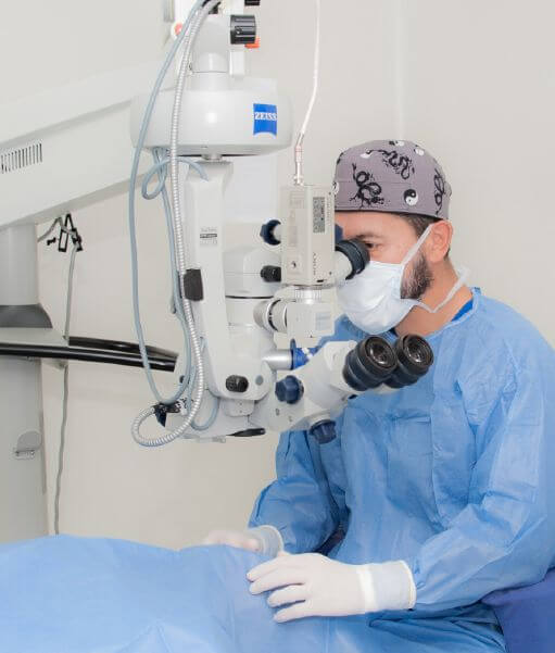 Dr. Fernando Yaacov Peña durante una cirugía oftalmológica